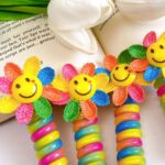 گل‌های رنگی با چهره خندان و شکوفه سفید