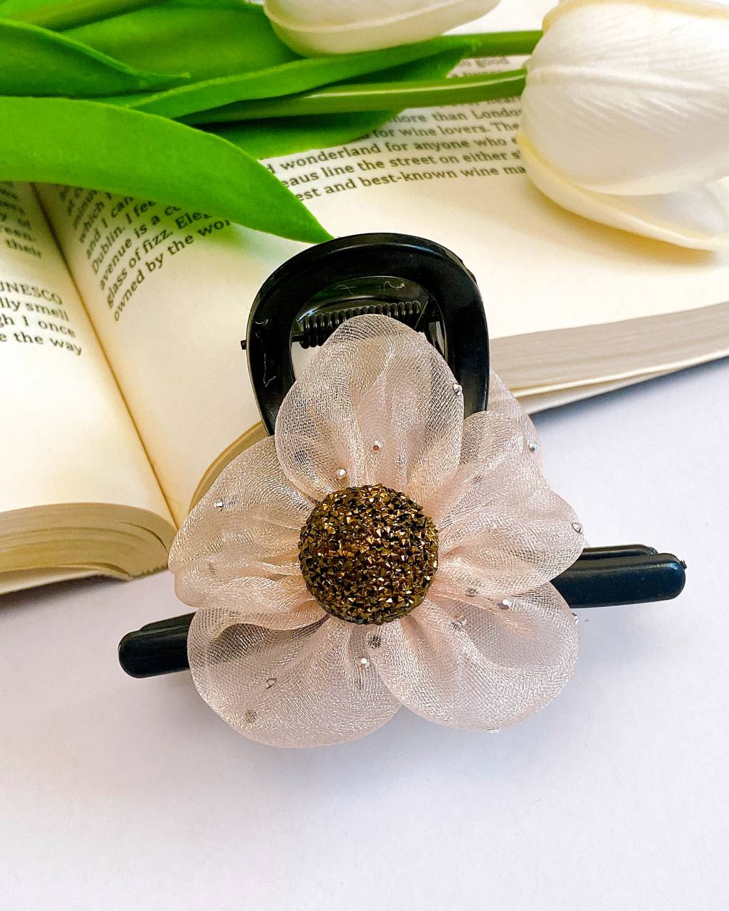 تل مو گل‌دار روی کتاب