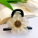 کلیپس گل دار روی کتاب باز