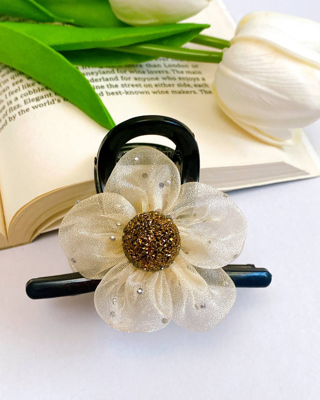 کلیپس گل دار روی کتاب باز