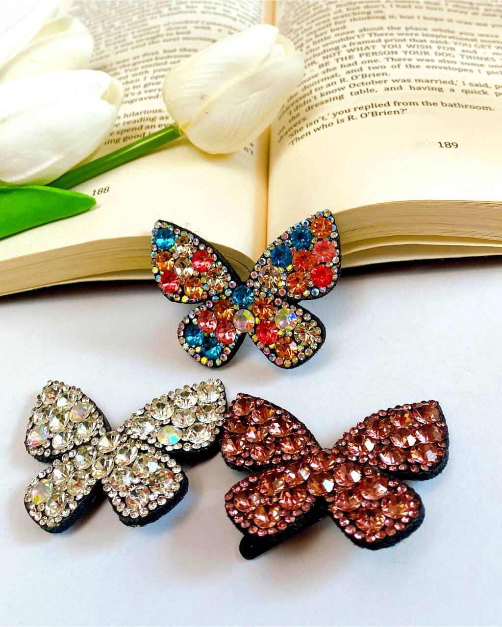 گیره پروانه‌ای جواهرنشان با کتاب و گل