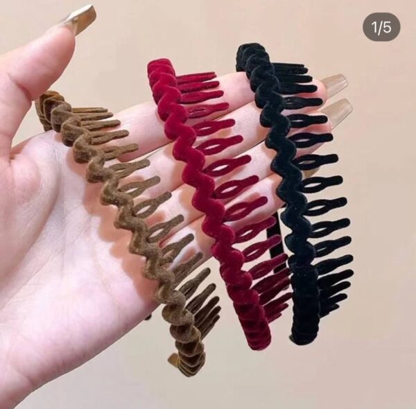 سه تل مو رنگی بر روی دست