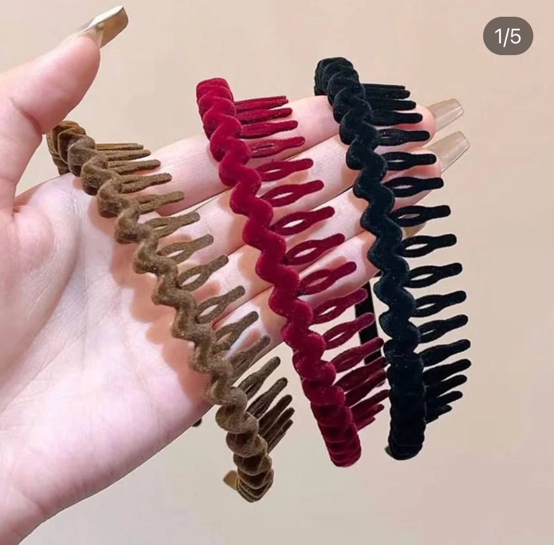 سه تل مو رنگی بر روی دست
