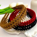 تل مو رنگی روی سینی سفید