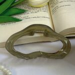 کلیپس مو روی کتاب باز و گل تزئینی