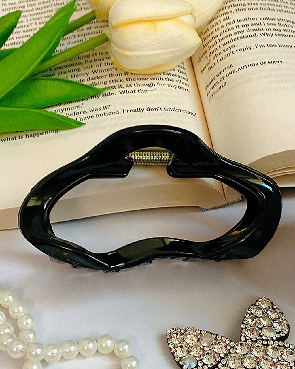 گل و کلیپس در کنار کتاب باز