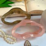 گیره مو و مروارید کنار کتاب باز