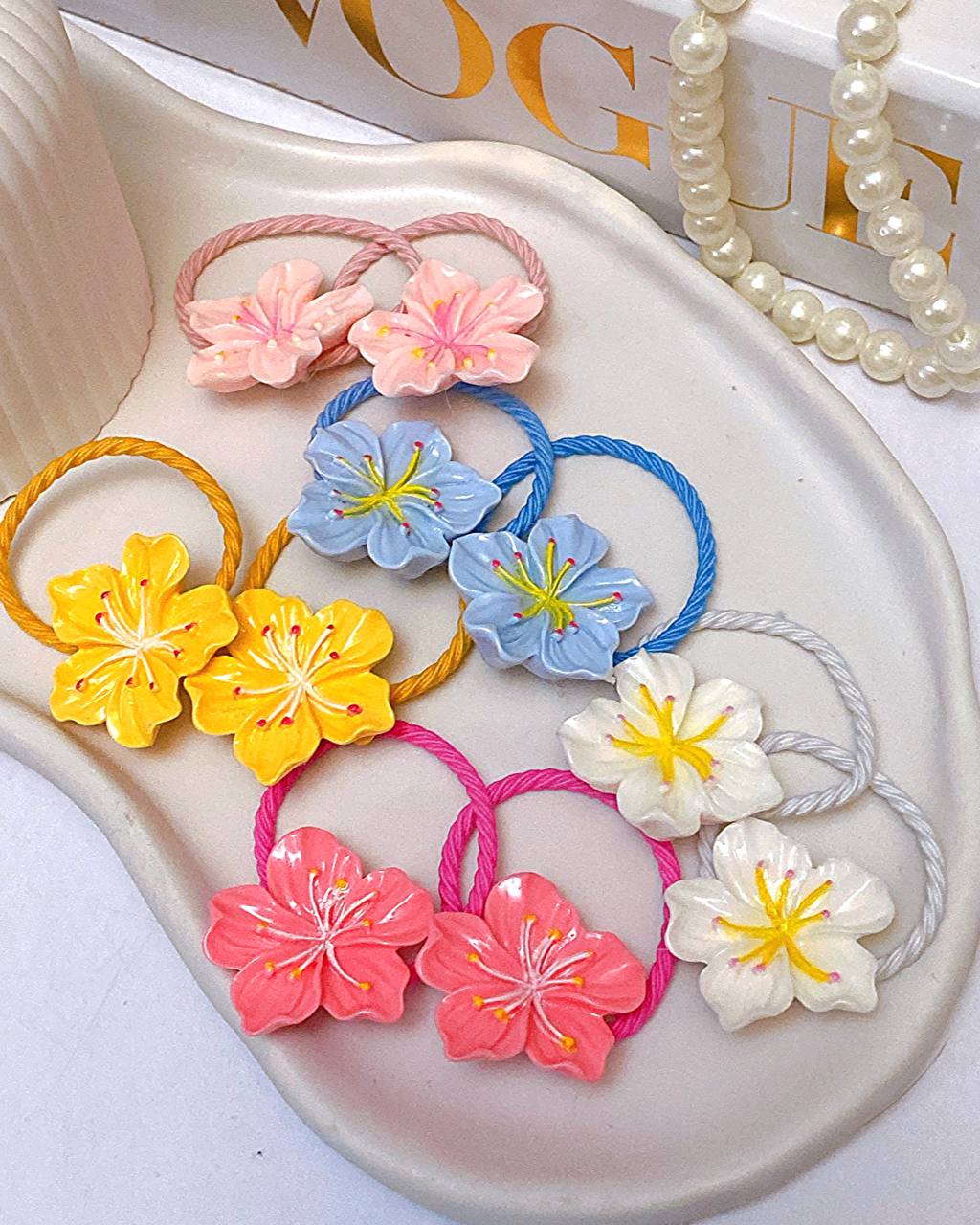 کش مو گلدار رنگی روی سینی سفید
