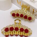 گیره موی طلایی با گل‌های قرمز و کتاب ووگ