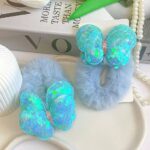 کش مو پروانه‌ای آبی روی میز تزیینی