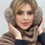 زن با هدبند پشمی و شال قهوه‌ای
