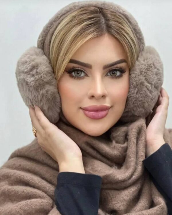 زن با هدبند پشمی و شال قهوه‌ای