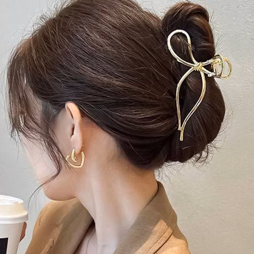 مدل موی گوجه‌ای با سنجاق زینتی