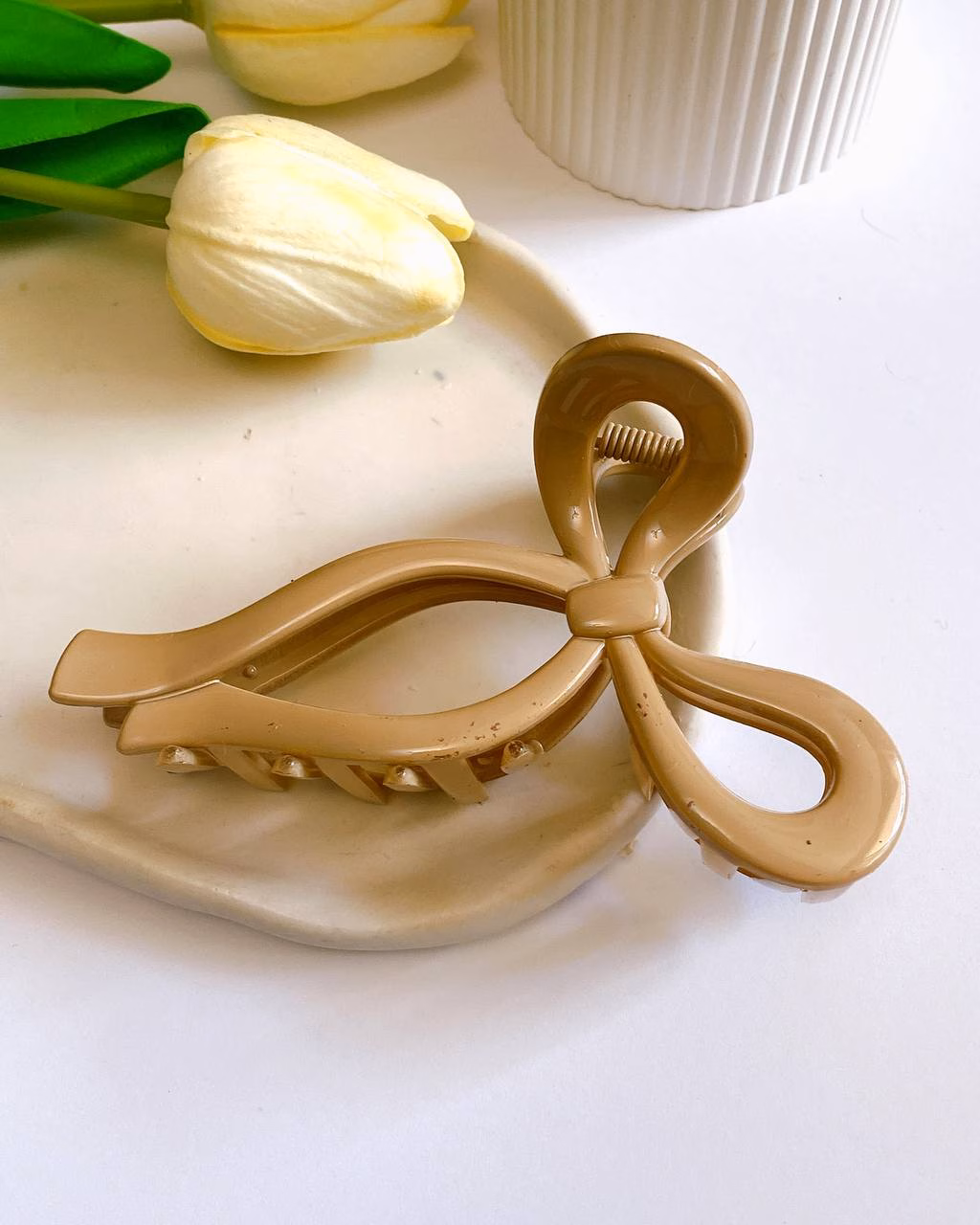 گیره موی کرمی روی سینی با گل لاله
